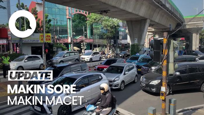 Jalan Monginsidi Jaksel Macet! Motor-Mobil Saling Adu Klakson