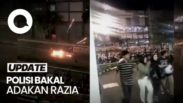 Momen Petasan Geng Motor Bikin Panik Warga di Pasar Senen Jakpus