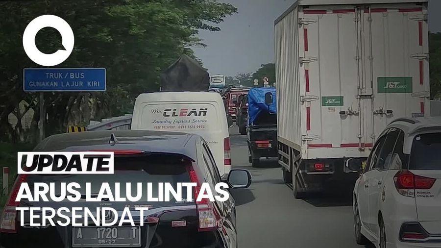 Banyak Mobil Berhenti di Bahu Jalan, Tol Kanci-Pejagan Km 237 Macet