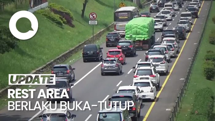 Rest Area Penuh, Pemudik Ini Terpaksa Istirahat di Bahu Jalan!