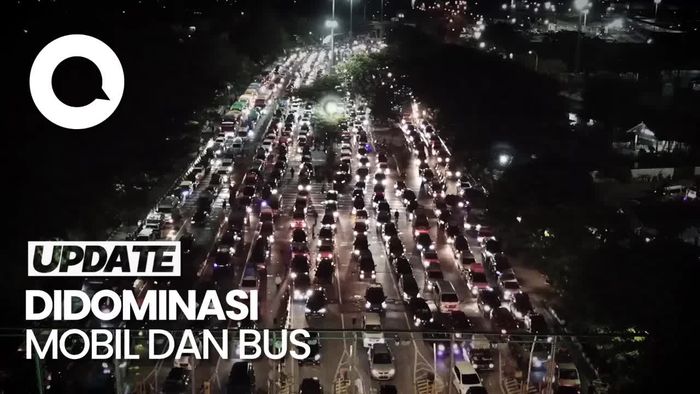 Pantauan Udara Antrean Panjang Kendaraan di Pelabuhan Merak