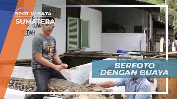Mengabadikan Momen Dengan Berfoto Dengan Buaya, Kota Medan