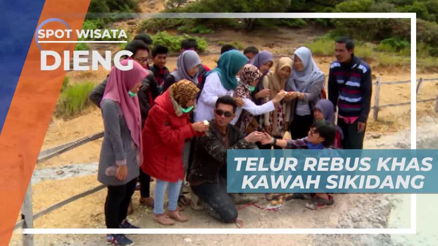 Mencoba Merebus Telur di Kawah Sikidang Dieng