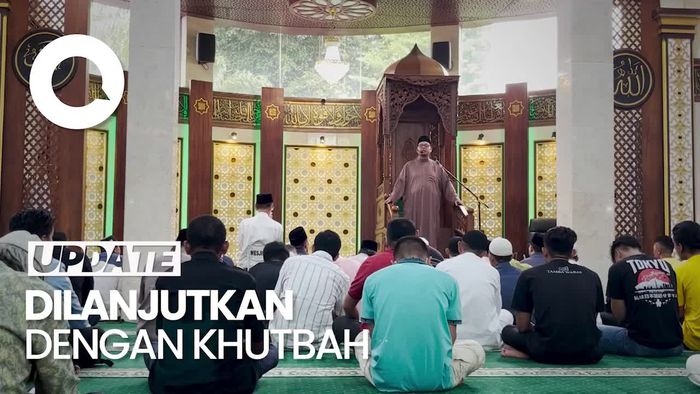 Momen Warga Medan Gelar Salat Gerhana Matahari