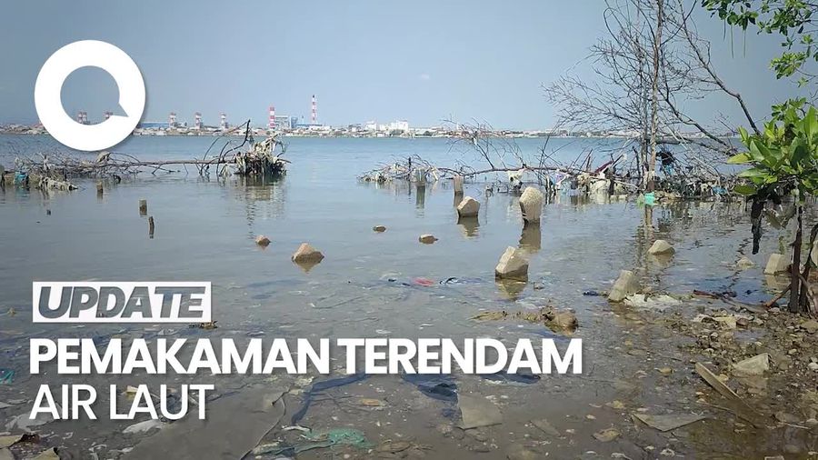 Makam di Semarang Terendam Rob, Warga Ziarah Naik Perahu