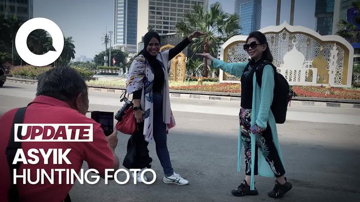 CFD Jakarta Ditiadakan, Warga Ramai Berfoto di Bundaran HI