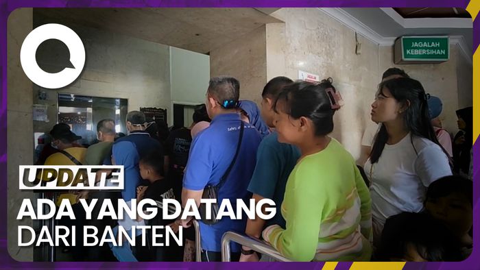 Antusias Pengunjung Lihat Jakarta dari Puncak Monas 