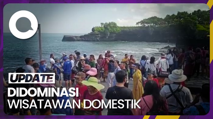 Tanah Lot Ramai Wisatawan di Hari Kedua Lebaran