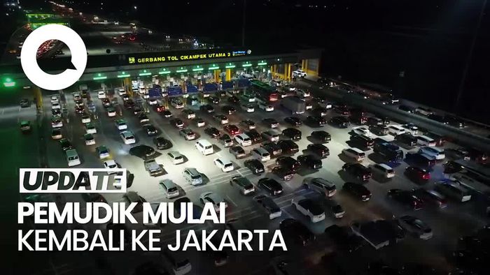 Antrean Kendaraan di GT Cikampek Utama Malam Ini