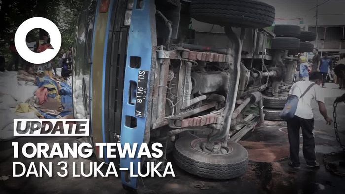 Satu Keluarga Tertimpa Truk Muat 30 Ton Pupuk di Mojokerto