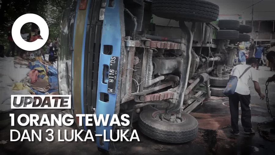Satu Keluarga Tertimpa Truk Muat 30 Ton Pupuk di Mojokerto