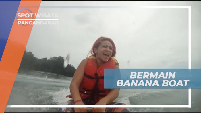 Serunya Jatuh Bangun Bermain Banana Boat di Pantai Pangandaran
