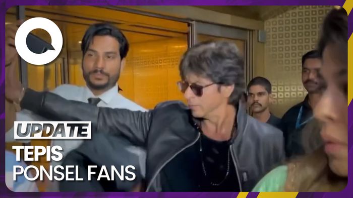 Momen Shah Rukh Khan Tolak Diajak Fans Selfie 