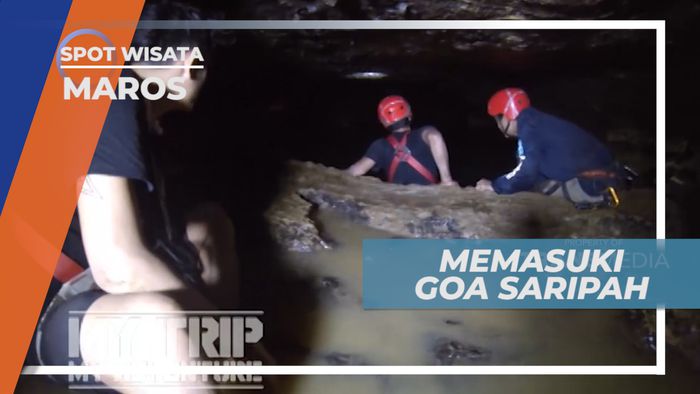 Memakai Perlengkapan Keamanan Saat Memasuki Goa Saripah, Maros