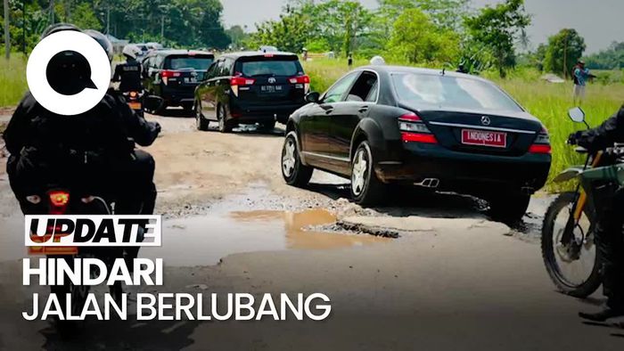 Saat Mobil Jokowi Berjalan Zigzag Melintasi Jalanan Rusak di Lampung