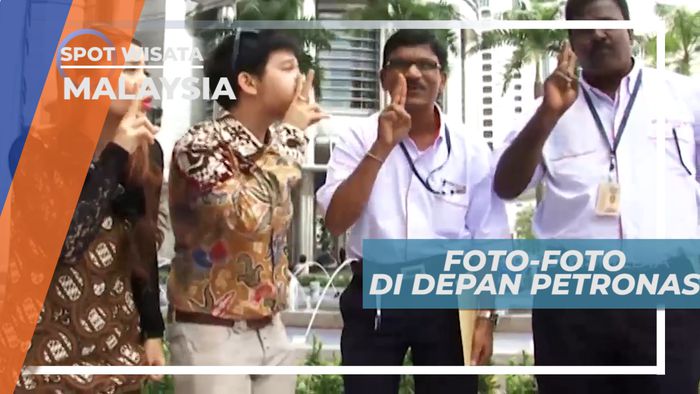 Cekrak-cekrek Berpose Seru di Depan Menara Petronas, Malaysia