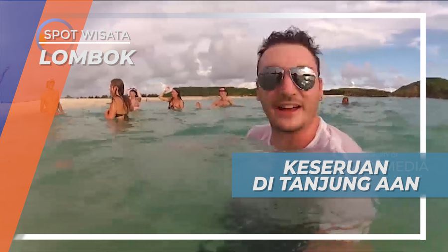 Seru-seruan Habiskan Waktu Bermain di Pantai Tanjung Aan, Lombok