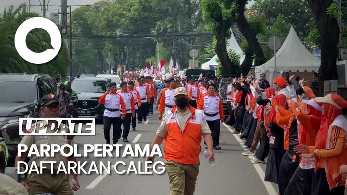 Momen Petinggi PKS Jalan Kaki ke KPU Daftarkan Caleg 2024