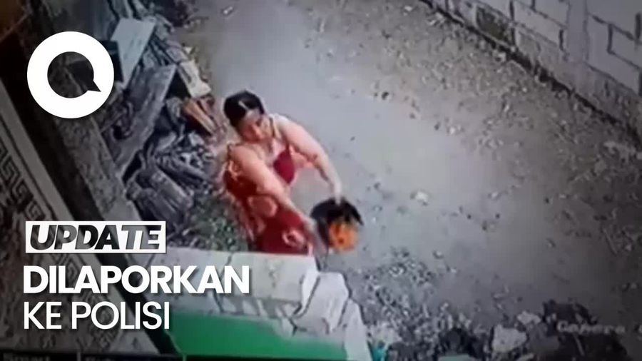 Emak-emak Terekam CCTV  Siram Air Kencing ke Rumah Tetangganya