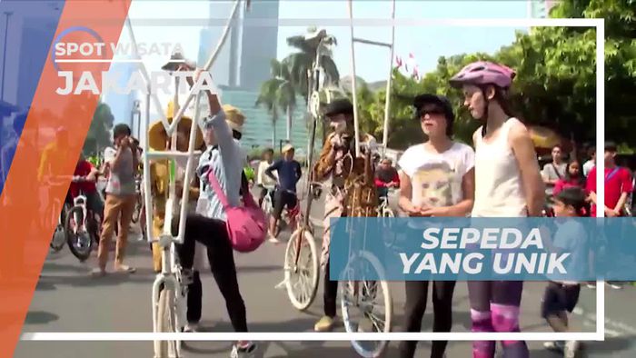 Momen Seru Mencoba Menaiki Sepeda Setinggi 2 Meter di Jakarta