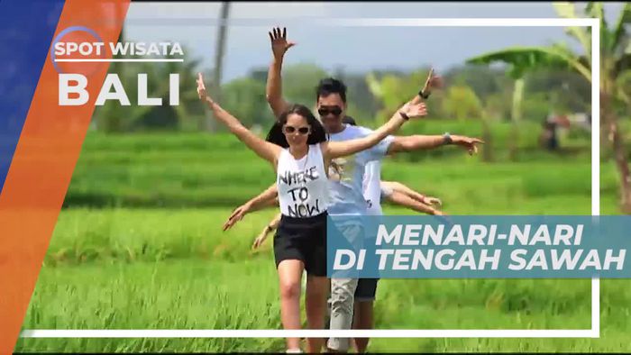 Menari-nari di Tengah Hamparan Sawah nan Hijau, Bali