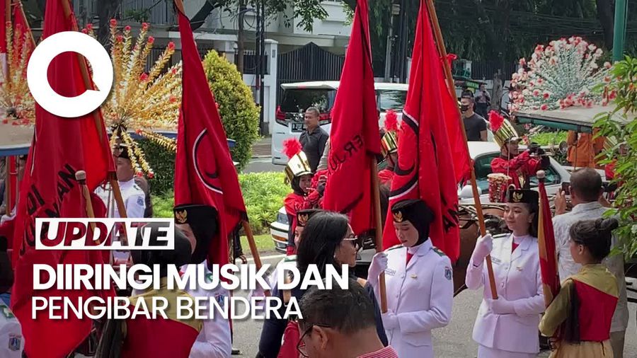 Petinggi PDIP Naik Andong ke KPU Daftarkan Caleg 2024