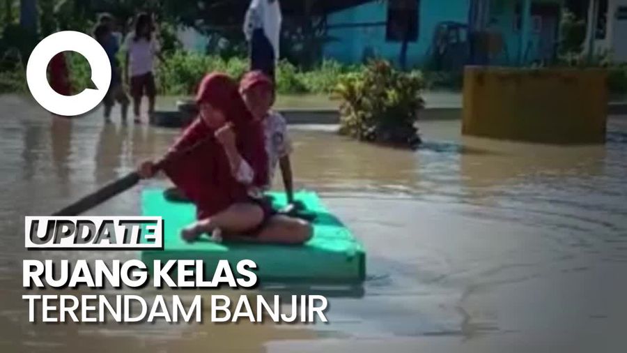 Momen Siswa SD di Luwu Jalani Ujian saat Sekolah Terendam Banjir