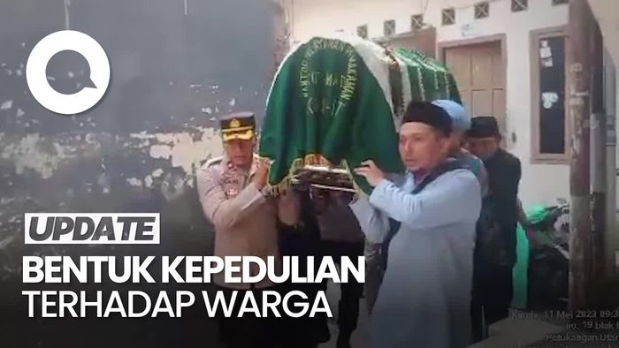 Aksi Polisi Gotong Jenazah Ketua RW saat Takziah di Jaksel