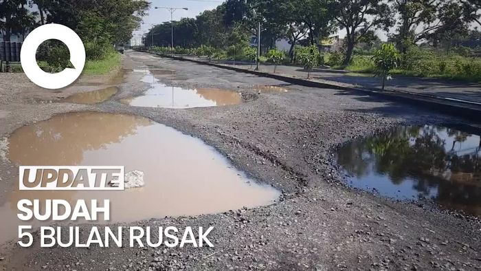 Penampakan Jalan Rusak di Kudus, Berlubang Hingga Ada Truk Terguling