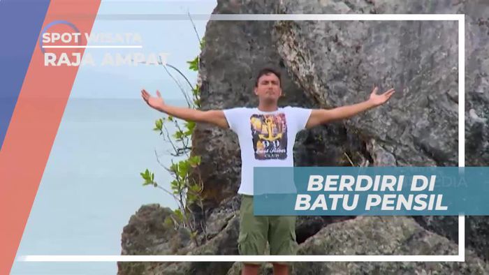 Berdiri di Batu Pensil, Salah Satu Gugusan Pulau Karang Raja Ampat