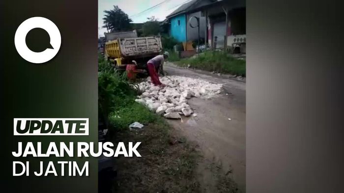 Penampakan Jalan Sotabar di Pamekasan yang Rusak Parah
