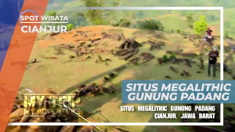 Menaiki Anak Tangga Menuju Situs Megalithic Gunung Padang Cianjur