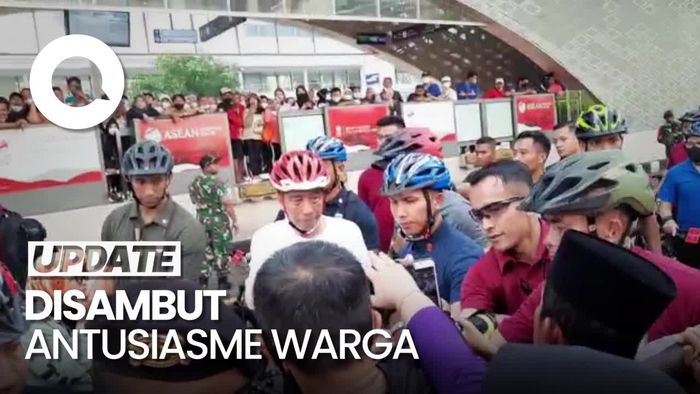 Jokowi Sepedaan di CFD Bundaran HI Sambil Bagi-bagi Kaus