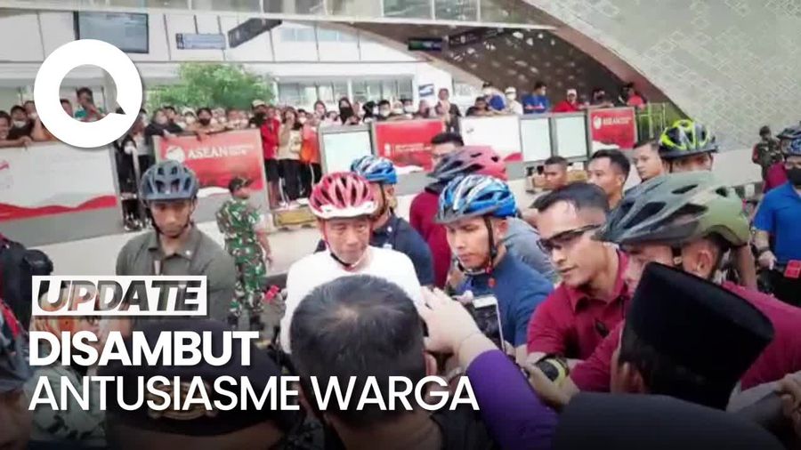 Jokowi Sepedaan di CFD Bundaran HI Sambil Bagi-bagi Kaus