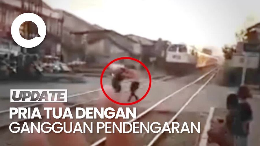 Detik-detik Petugas Perlintasan KA Selamatkan Pejalan Kaki