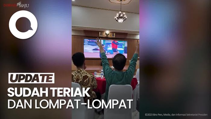 Kena Prank Wasit, Jokowi Sudah Salaman Padahal Laga Timnas Belum Usai