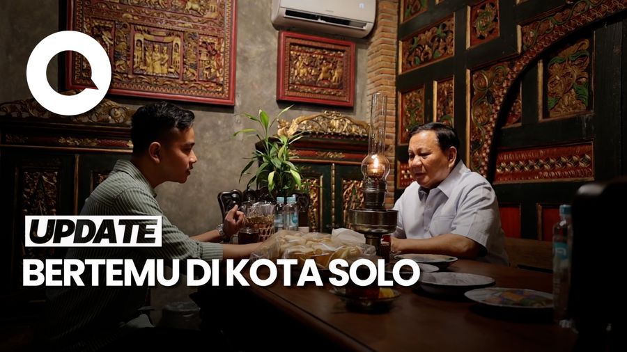 Gaya Prabowo Nongkrong di Angkringan Solo Bareng Gibran
