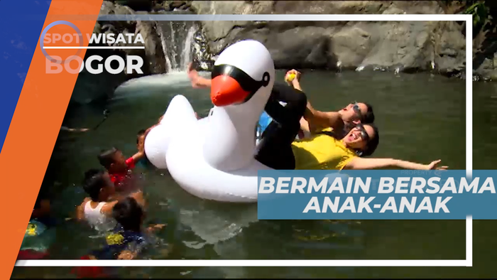 Habiskan Waktu Bermain Air Bersama Anak-anak Lokal di Curug Kencana, Bogor