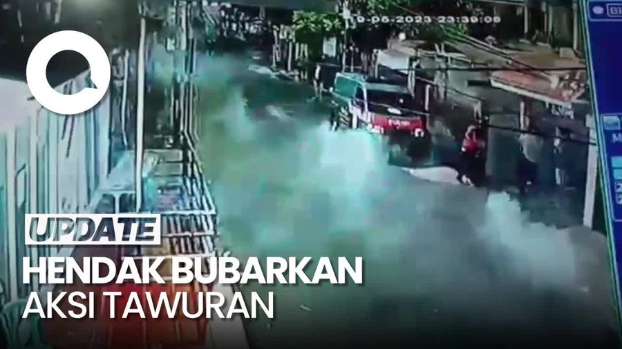 Viral! Polisi Dilempari Petasan Saat Aksi Tawuran di Jaktim