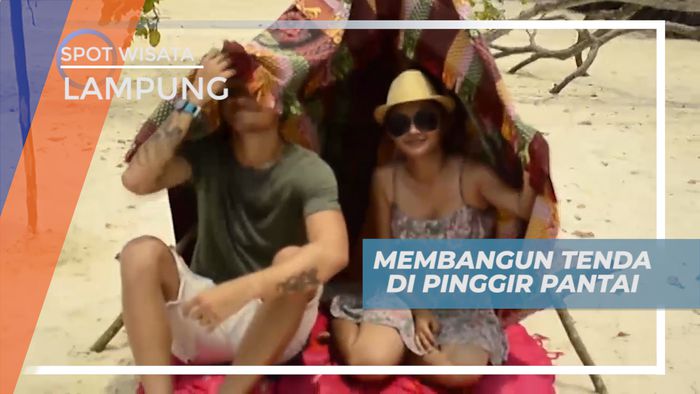 Mengumpulkan Bahan Untuk Membangun Tenda di Tepi Pantai, Lampung