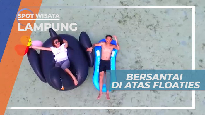 Bersantai di Atas Floatis Menikmati Suasana Pantai yang Tenang, Lampung