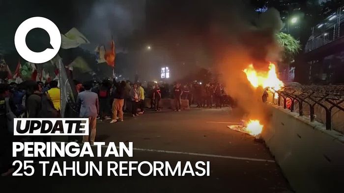 Demo Mahasiswa di Kawasan Patung Kuda Diwarnai Aksi Bakar Ban