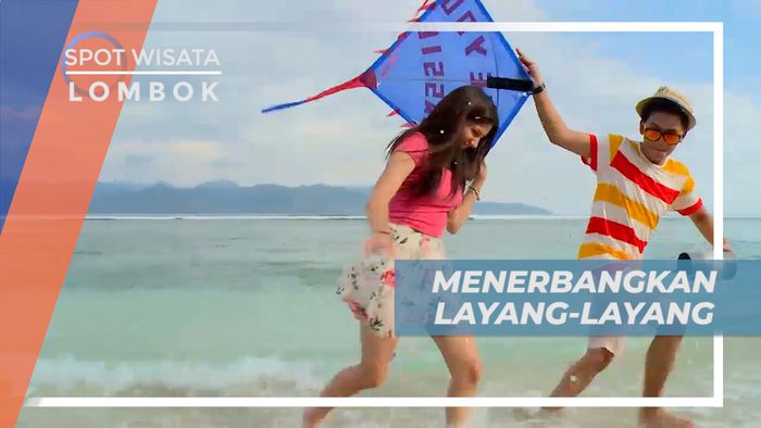 Seru-seruan Bermain Layang-layang di Tepi Pantai Gili Trawangan, Lombok