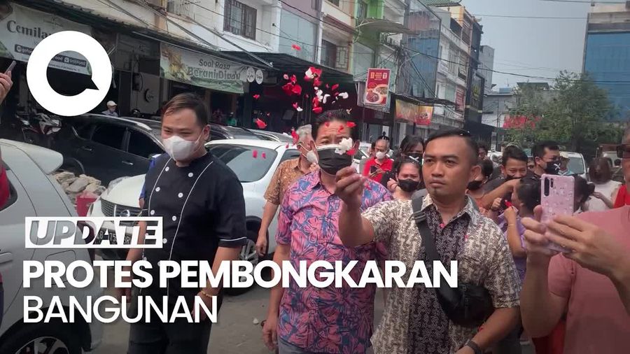 Pemilik-Penyewa Ruko Makan Jalan di Pluit Gelar Aksi Tabur Bunga