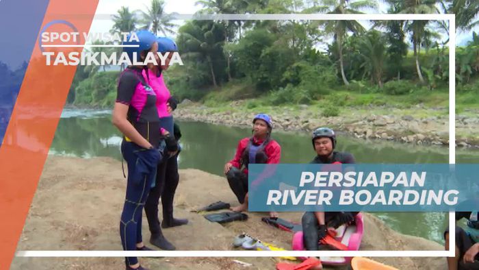 Persiapan Bermain River Boarding di Sungai Tasikmalaya