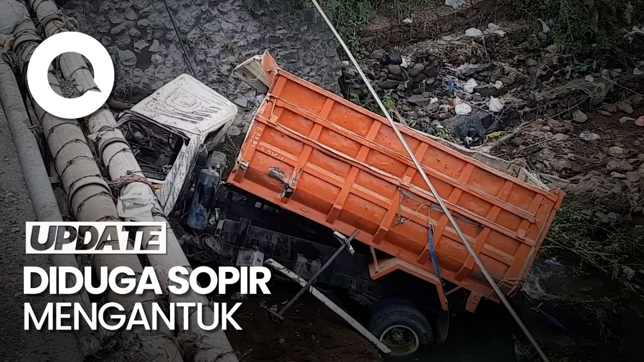 Sopir Mengantuk, Truk Bermuatan Pasir Terjun Ke Sungai Logung Kudus