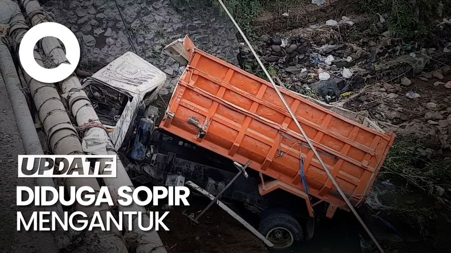 Sopir Mengantuk, Truk Bermuatan Pasir Terjun ke Sungai Logung Kudus