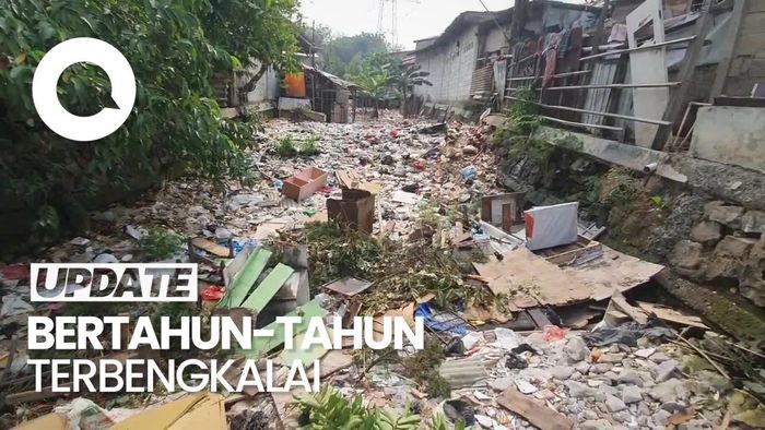 Penampakan Sampah Menumpuk di Sodetan Kampung Sumur Jaktim