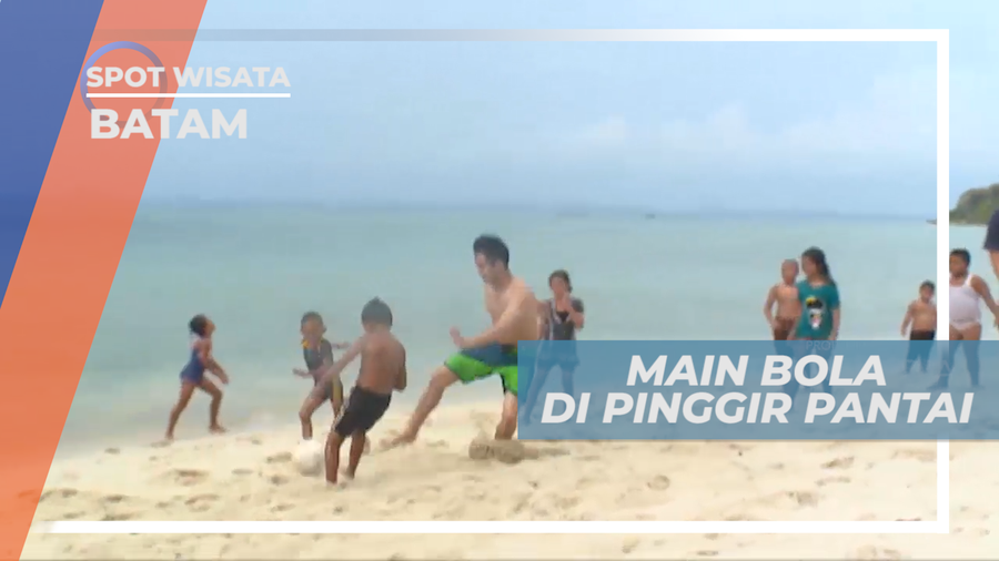 Senangnya Bermain Bola di Tepi Pantai Pulau Ranoh, Batam