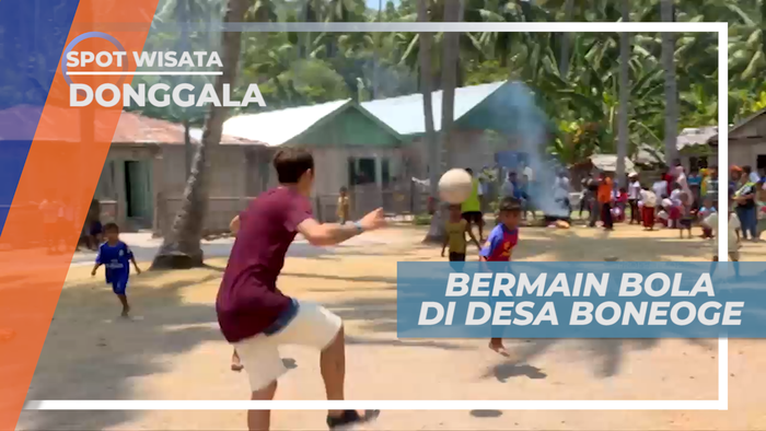 Serunya Bermain Bola Bersama Anak-anak di Desa Boneoge, Donggala